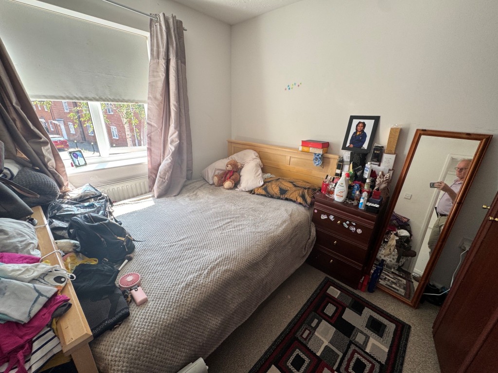 Lot: 208 - FREEHOLD THREE-BEDROOM SEMI-DETACHED HOUSE - A RESIDENTIAL INVESTMENT - Bedroom 2